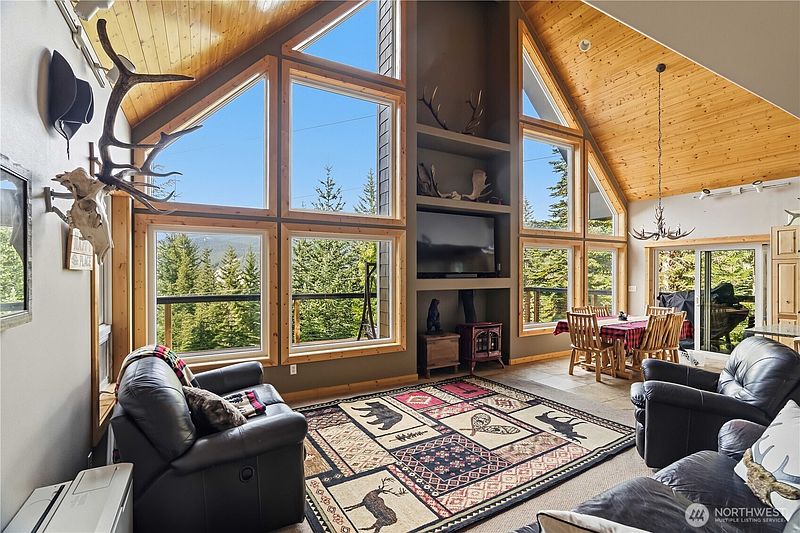 5th image of 320 Lakeview Way