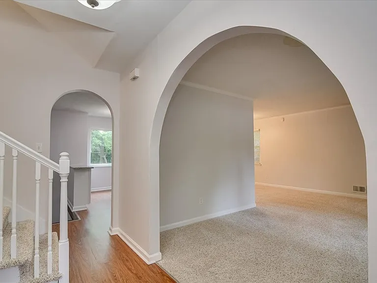 303 Meadowlake Dr — Photo 2
