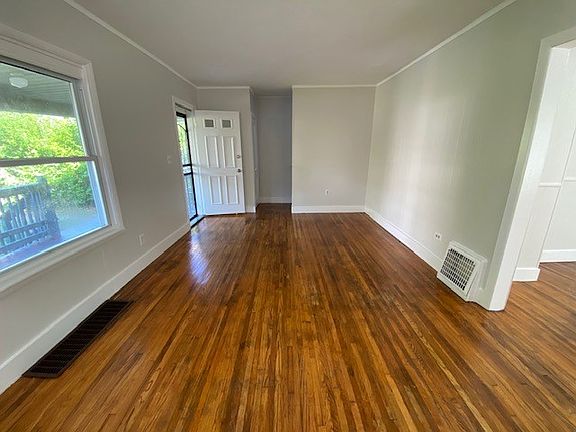 2nd image of 990 Emma Ave