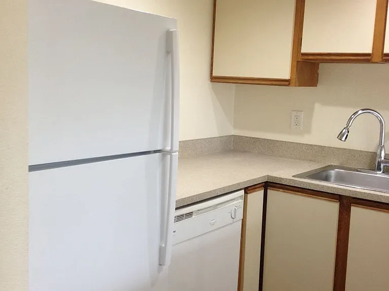 University Court Apartments — Photo 11