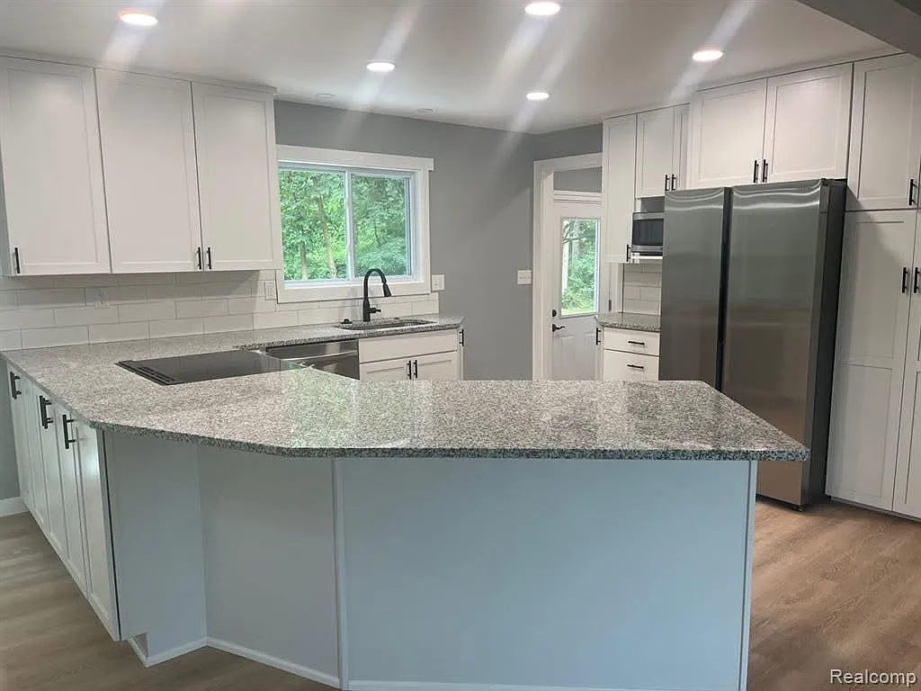 3 bed, 1268 sqft, $2,100 — Photo 2