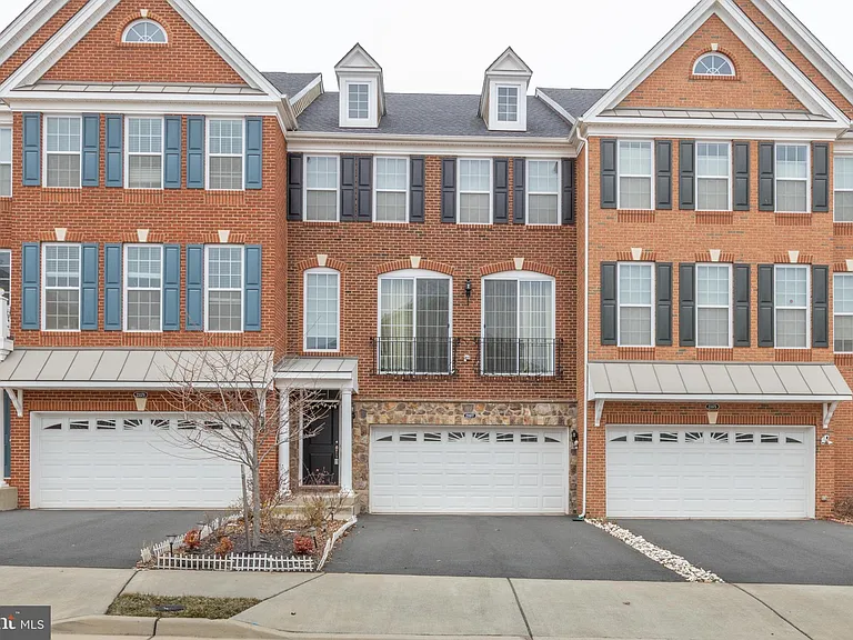 23377 Lewis Hunt Sq — Photo 1