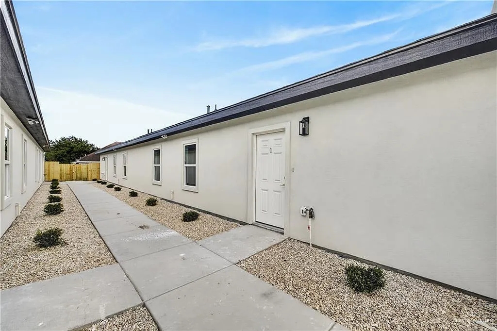 3 bed, 2.0 bath, 1100 sqft, $1,350 — Photo 4