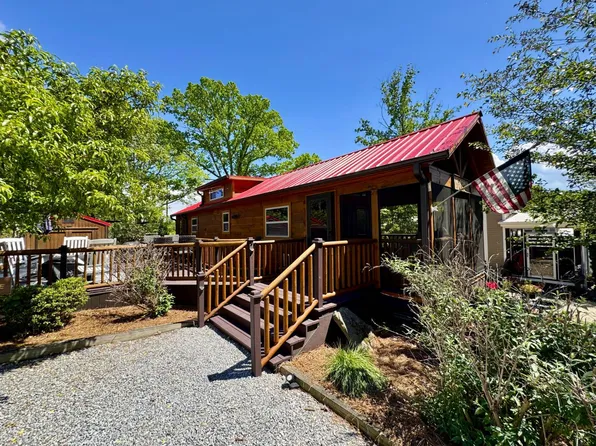 10 Empire Ln, Flat Rock, NC 28731