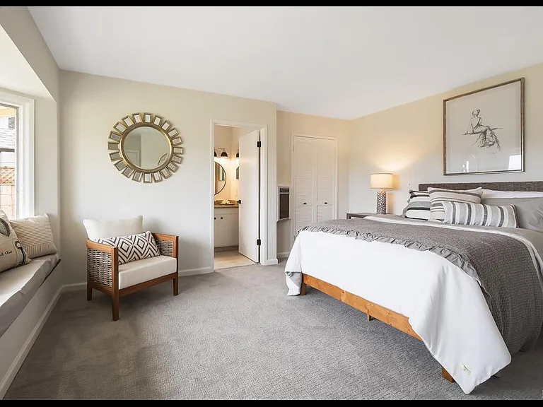 202 E Strawberry Dr — Photo 23