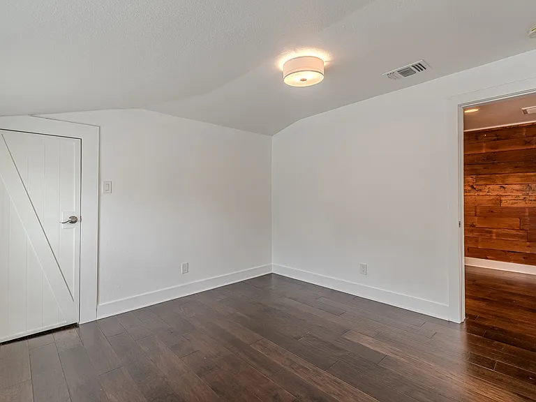 311 W Mistletoe Ave — Photo 22