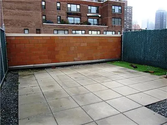 Rented by Siderow Residential Group | media 7