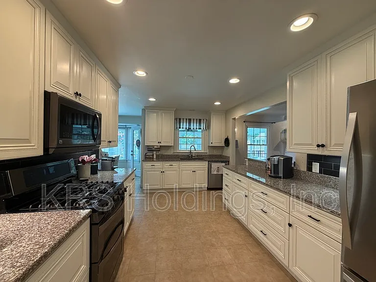 1520 Woodside Ct N — Photo 4