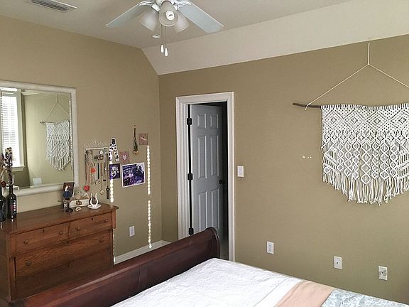 Up bed r w/walk in closet