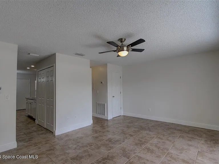 283 E Towne Pl — Photo 11