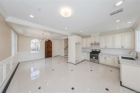 2nd image of 9621 Broadway