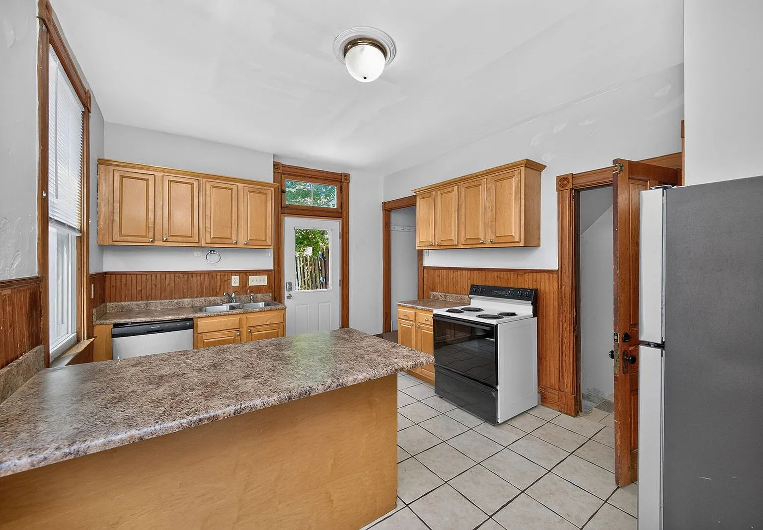 3 bed, 2.0 bath, $2,195 — Photo 2