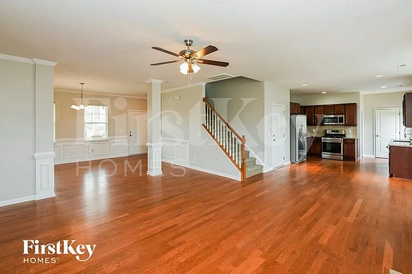 4 bed, 2.5 bath, 2264 sqft, $2,505 — Photo 3