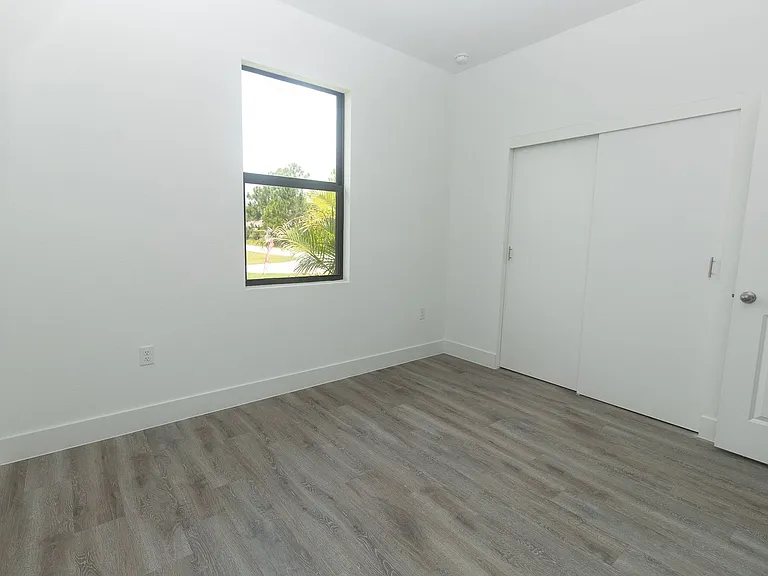 1121 Deauville St E — Photo 41