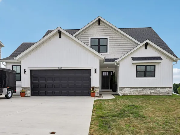 201 Trail View Ln, Lake Mills, WI 53551