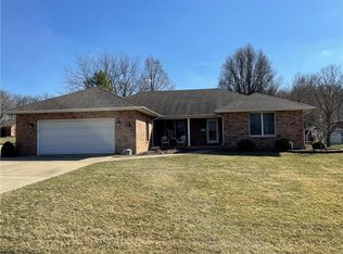 28 Woodland Hills Dr, Bismarck, IL 61814