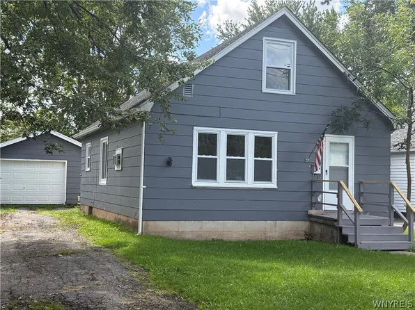 24 Phelps St, Lockport, NY 14094