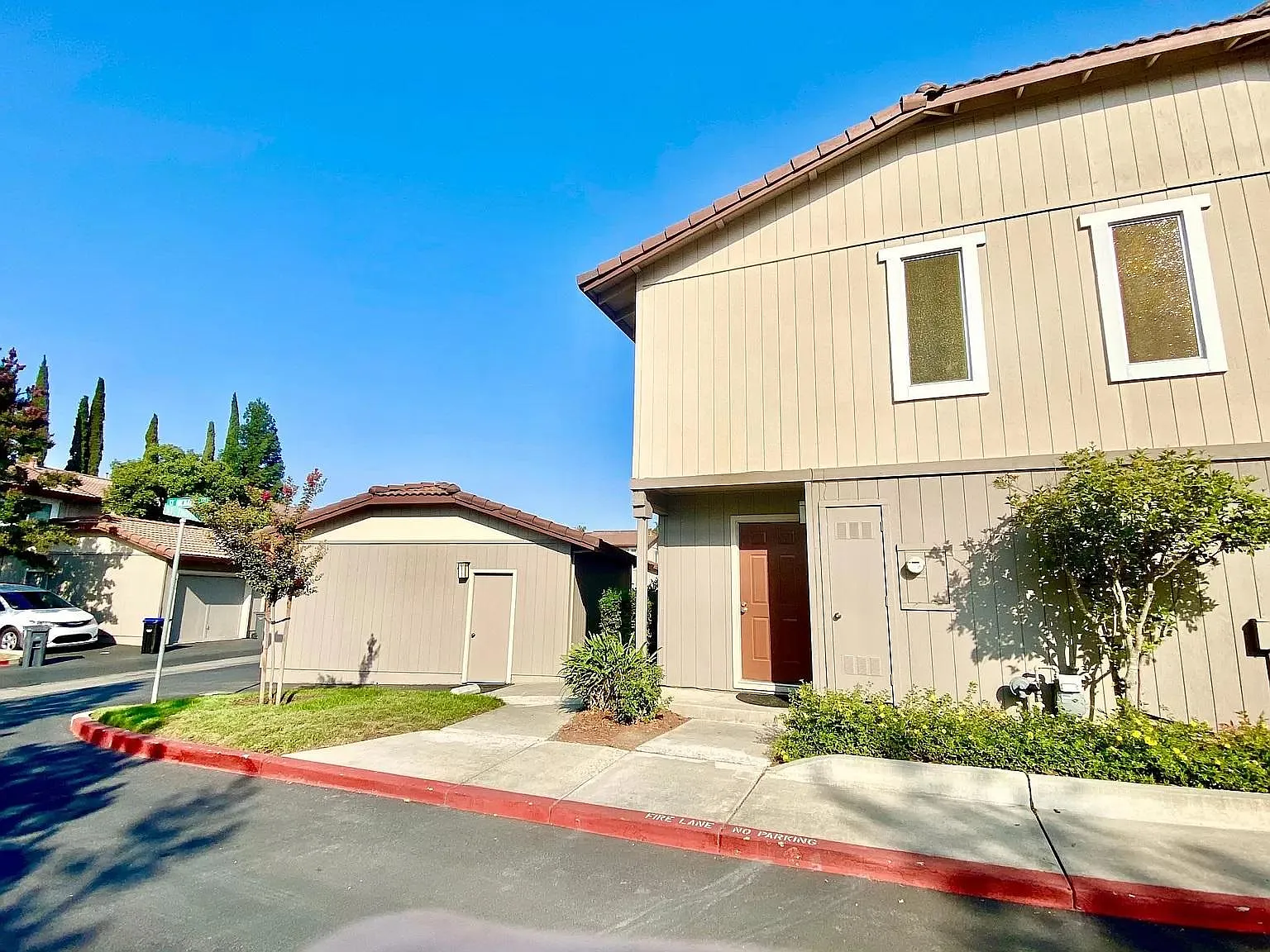 4 bed, 2.5 bath, 1611 sqft, $3,600 — Photo 2