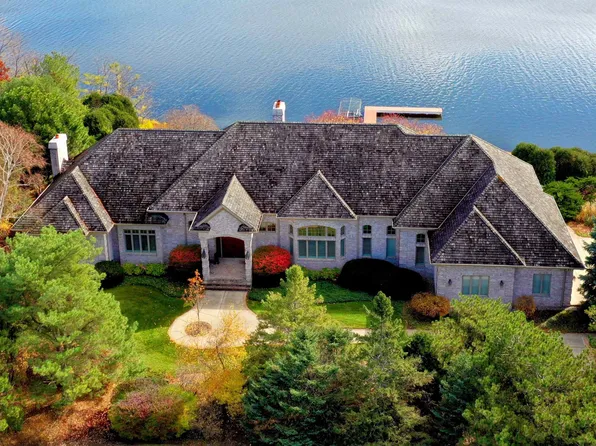 2387 Lost Dauphin Rd, De Pere, WI 54115