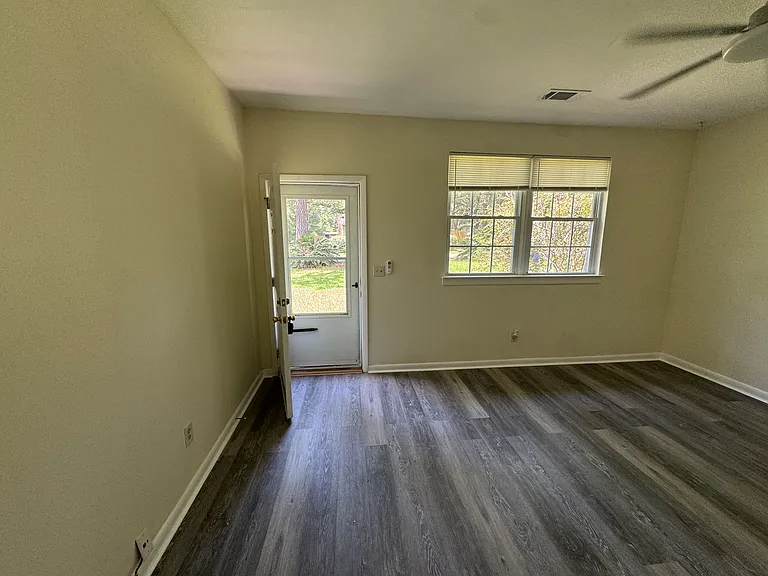 1421 Joy Ave — Photo 10