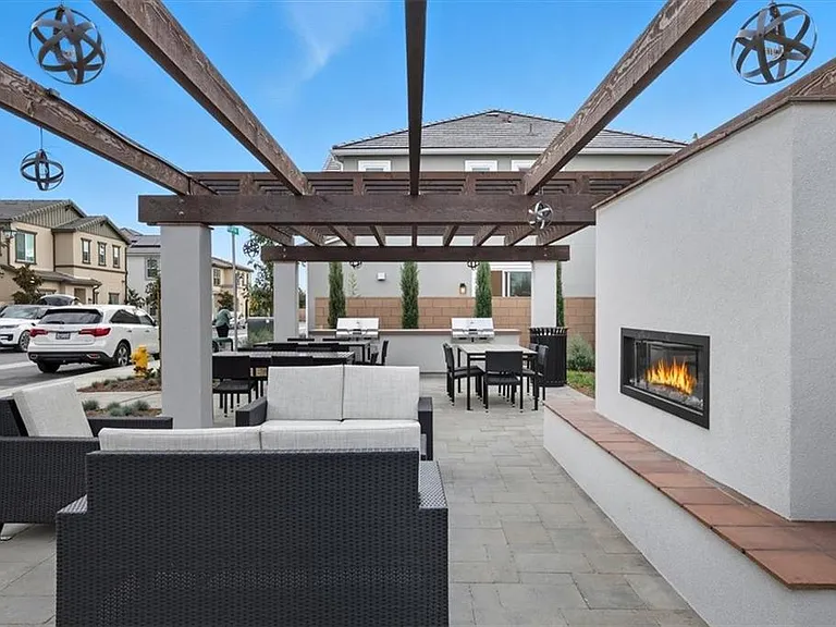 415 Willow Run Ln — Photo 1