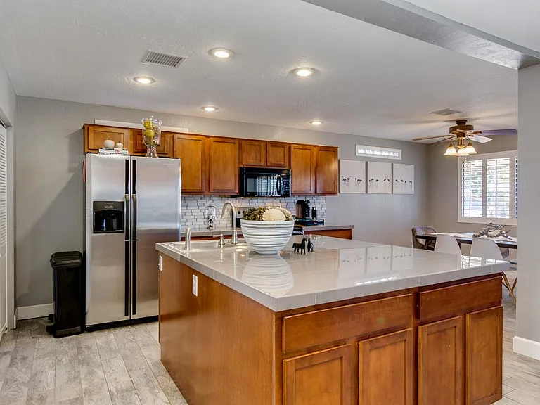 318 E Butler Dr — Photo 9