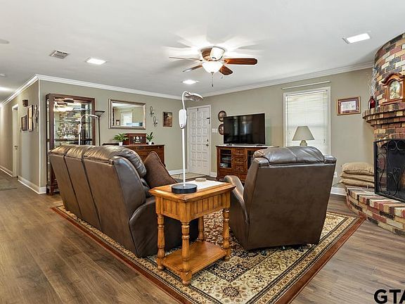 4th image of 2801 Greenwood Ln