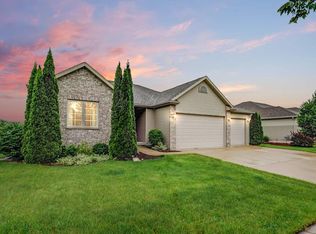 304 E Northlawn Dr, Cottage Grove, WI 53527