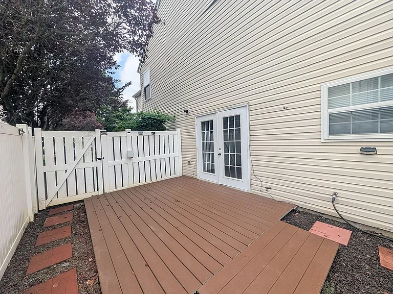 404 Commons Dr — Photo 14