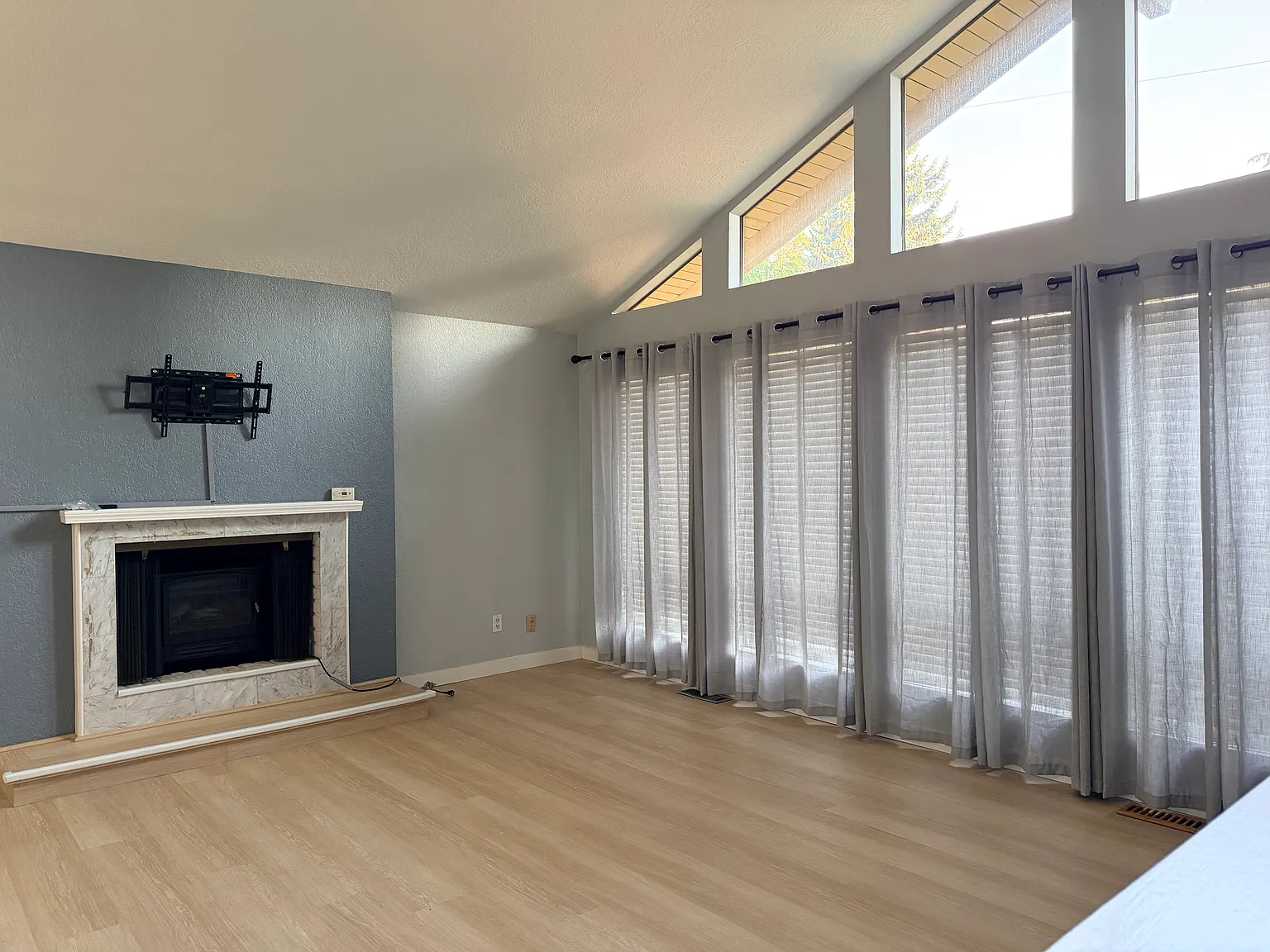 5 bed, 3.5 bath, 2706 sqft, $4,600 — Photo 3