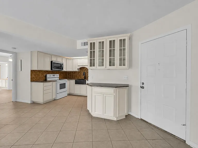 2013 NE Collins Cir #50 — Photo 4