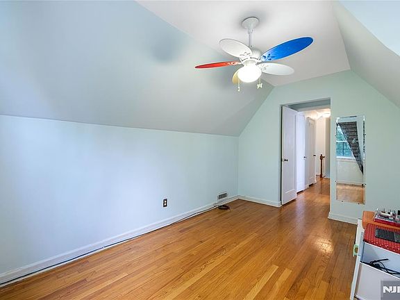 4th image of 633 Prospect Ave