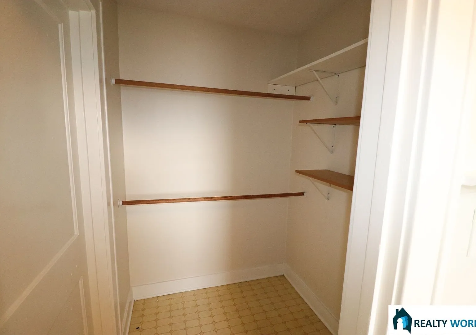 2406 J — Photo 4