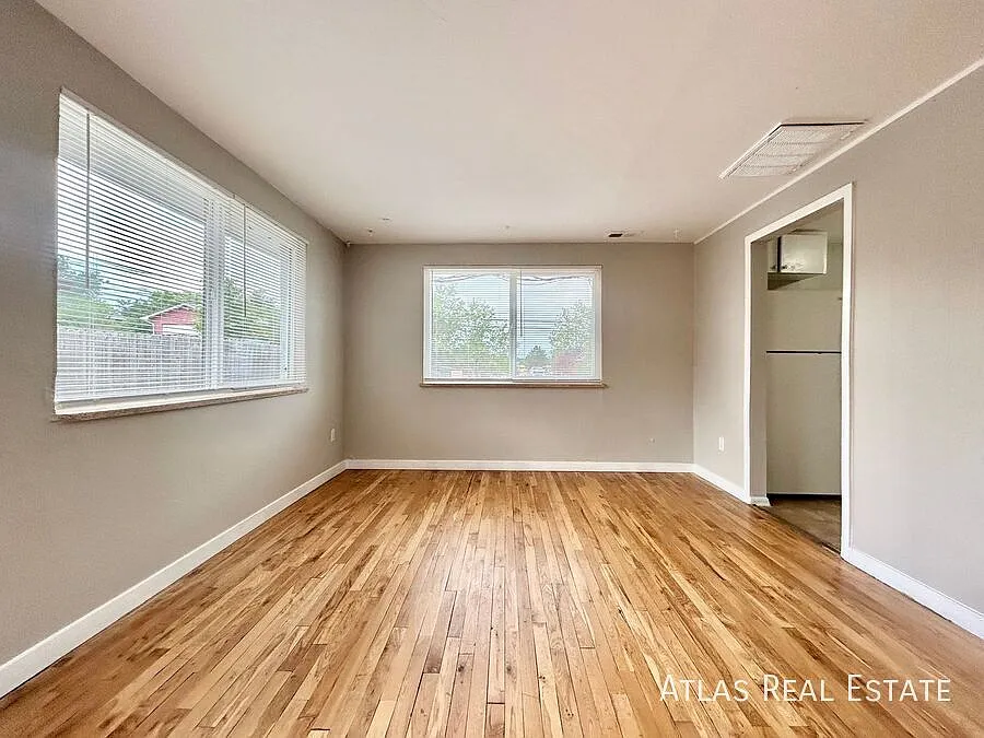 **One Month Free** Recently Renovated 2 Bed 1 Bath Unit Near Food and Shopping! — Photo 3
