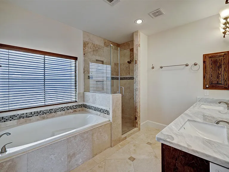 2401 Radcliffe St — Photo 13