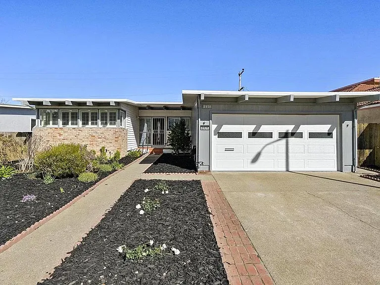 2931 Crestmoor Dr — Photo 2