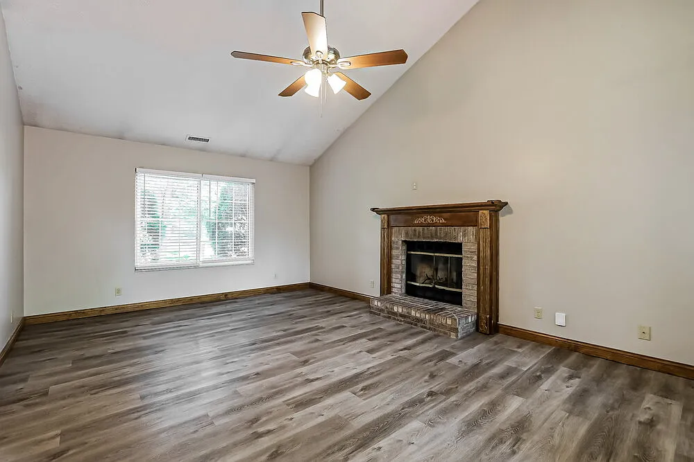 3 bed, 2.0 bath, 1571 sqft, $2,115 — Photo 3