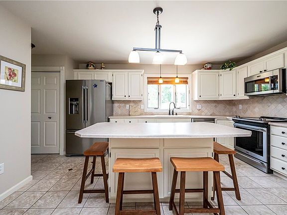 4th image of 38 Meadow Dr