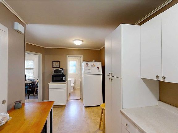4th image of 40 Commack Rd