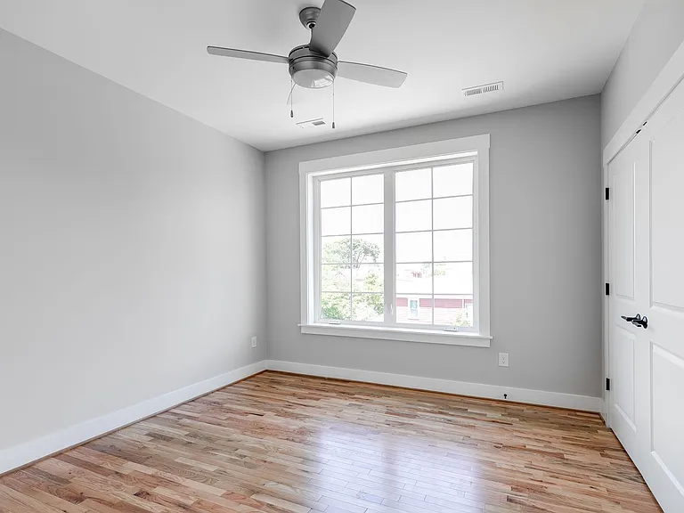1422 Bainbridge St — Photo 9