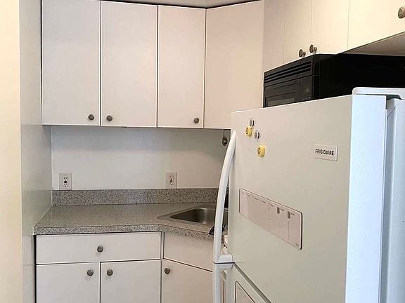 5th image of 102 W 71st St #1A