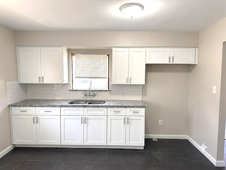 708 White Ln — Photo 3