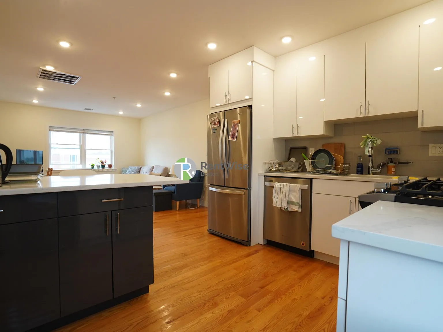 3 bed, 1000 sqft, $4,050 — Photo 4