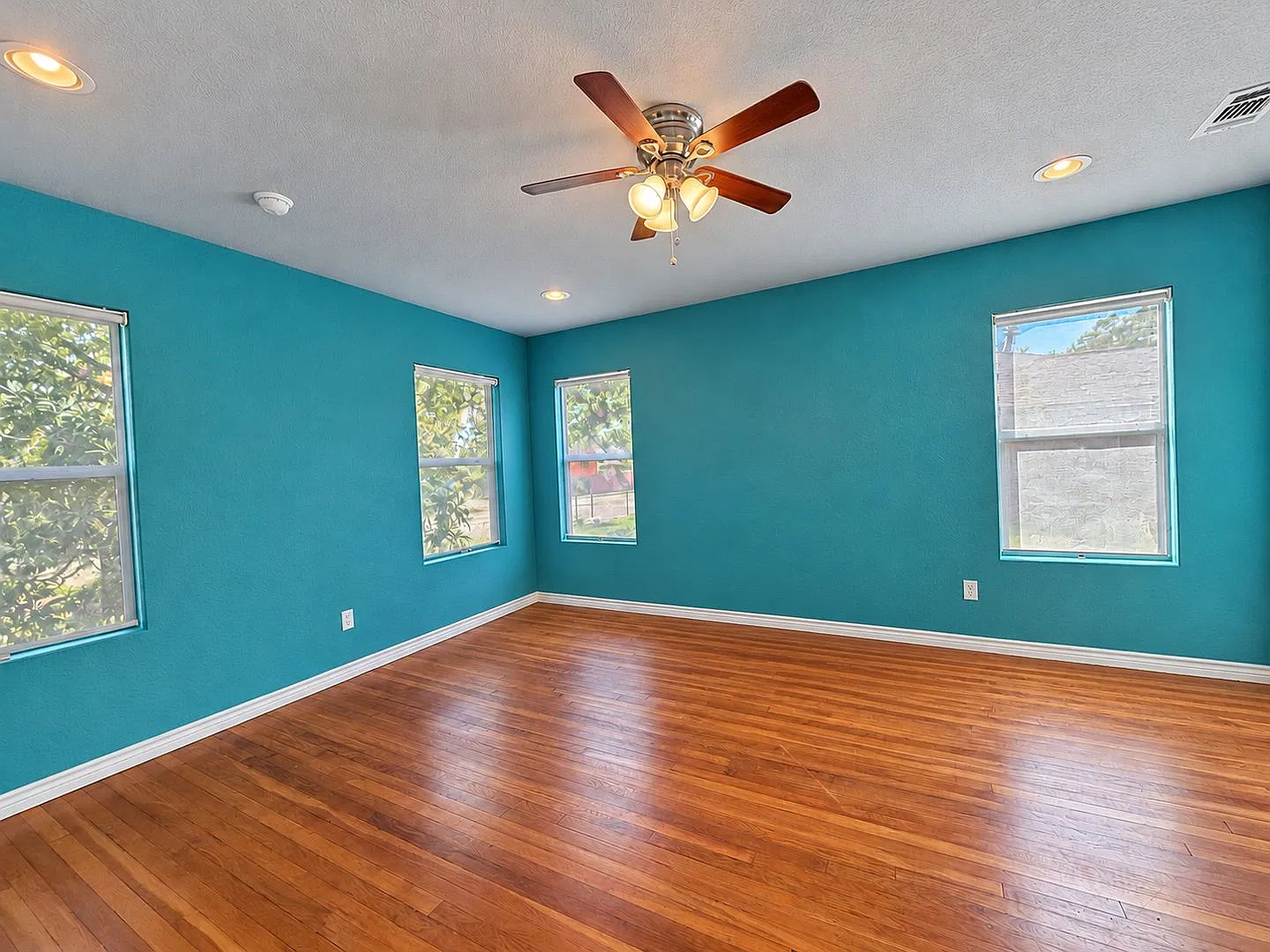 Charming 3-Bedroom Home Near Downtown San Antonio — Photo 4