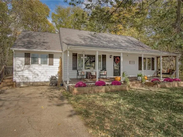 27800 Wonka Dr, Louisburg, KS 66053