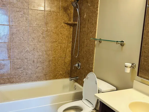 1040 Harmon Cove Tower image 11 of 15