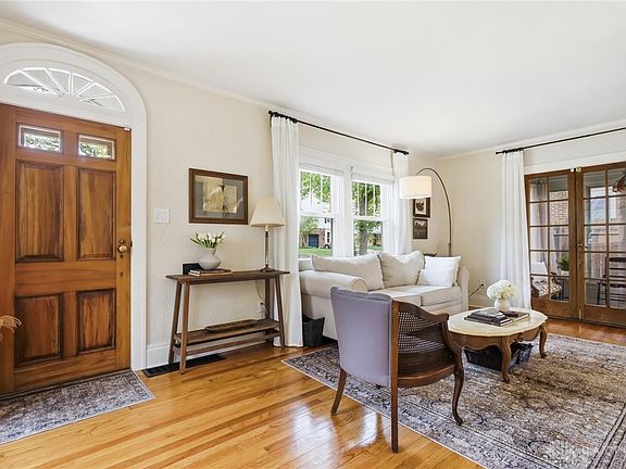 4th image of 806 Warrington Pl