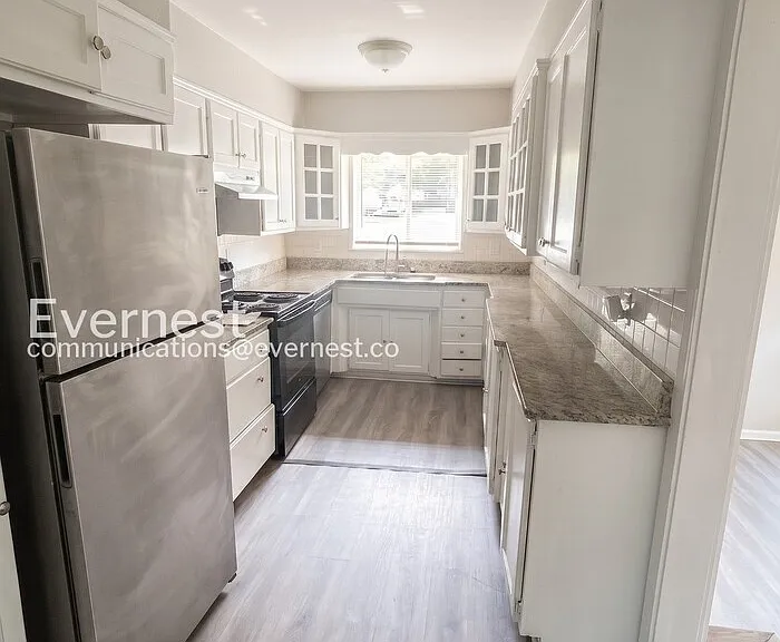 1232 Oakwood St — Photo 2