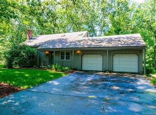 1 Lark Ln, Gales Ferry, CT 06335