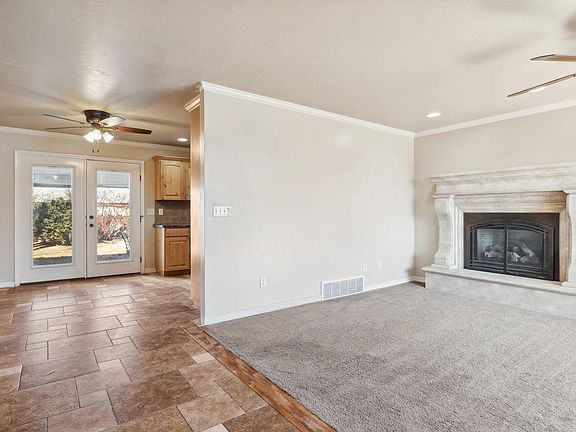 5th image of 2019 Hillcrest Dr